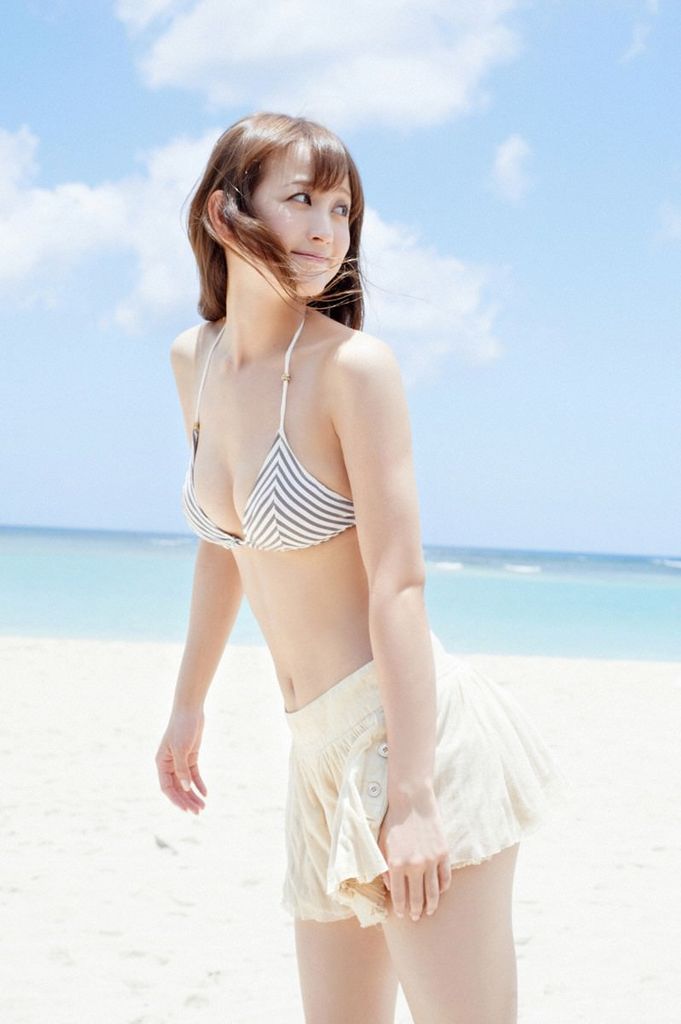 小松彩夏の水着姿8