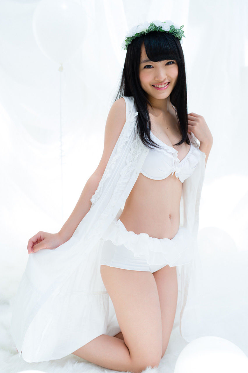 向井地美音が白い水着姿