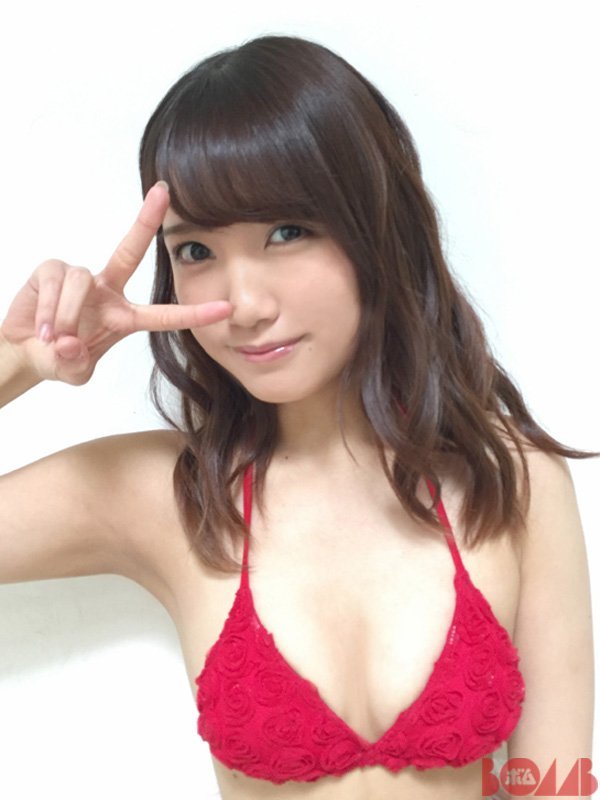 加藤玲奈が赤いビキニでピース