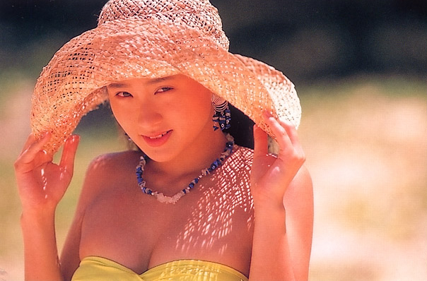 麦わら帽子を被り眩しそうな遠野舞子