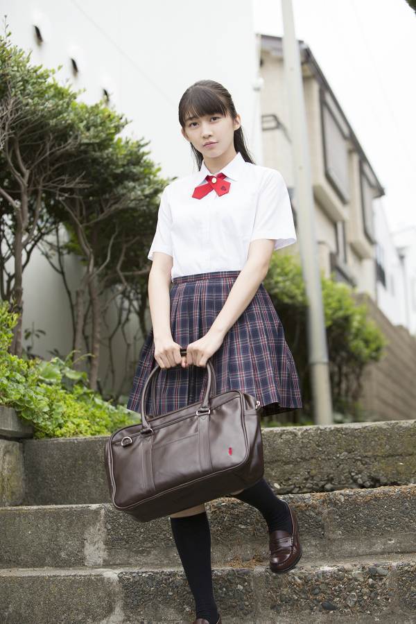 牧野真莉愛 制服