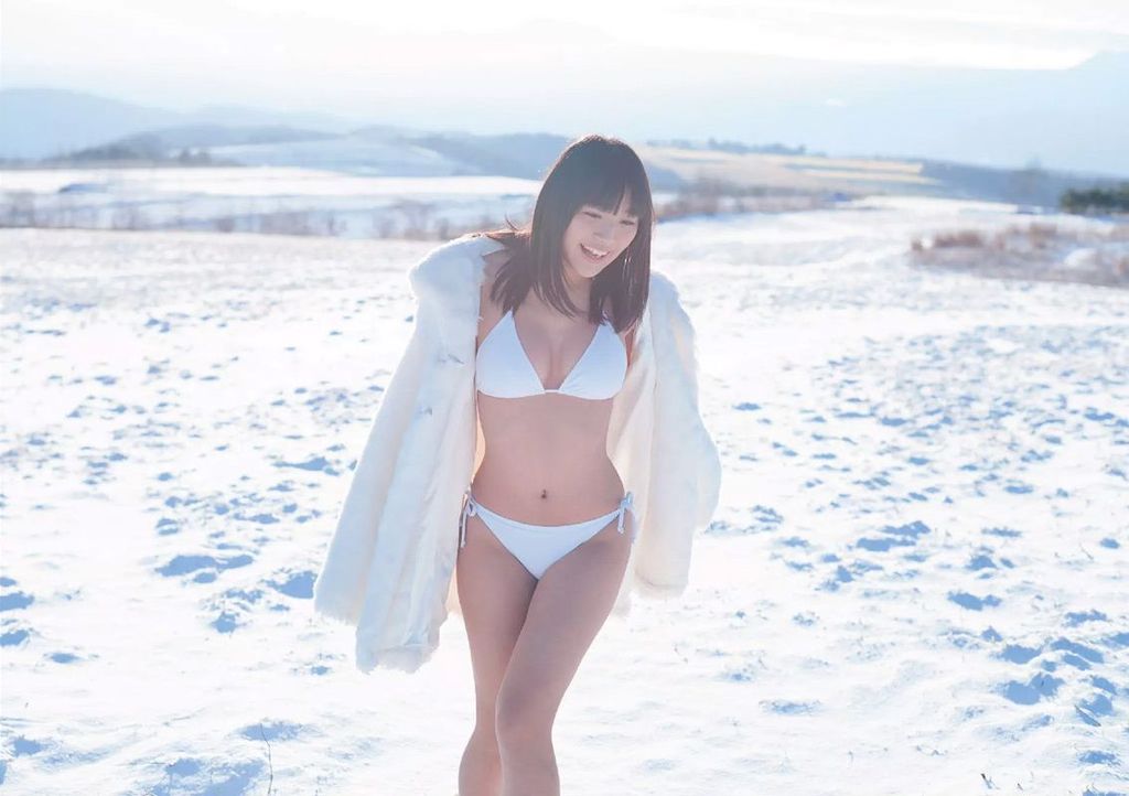 浅川梨奈 水着