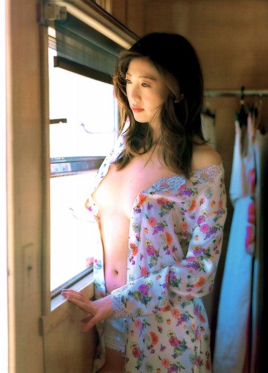 中島史恵 下乳 グラビア