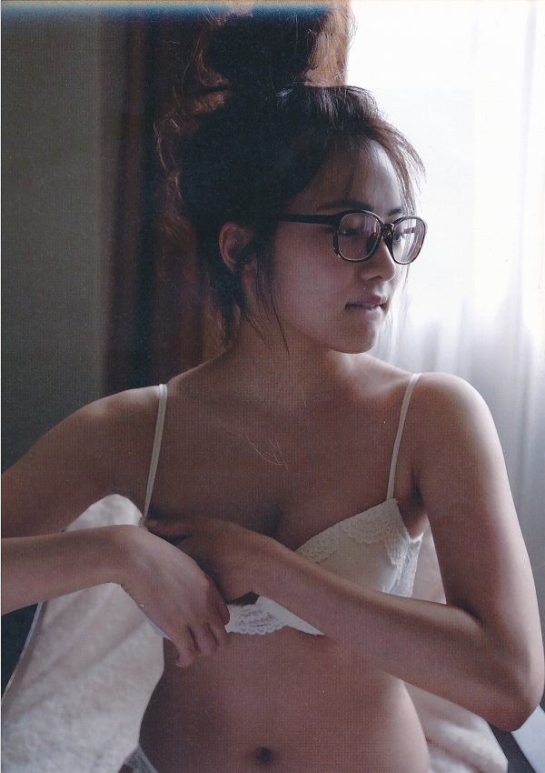 入山杏奈 下着 眼鏡 グラビア