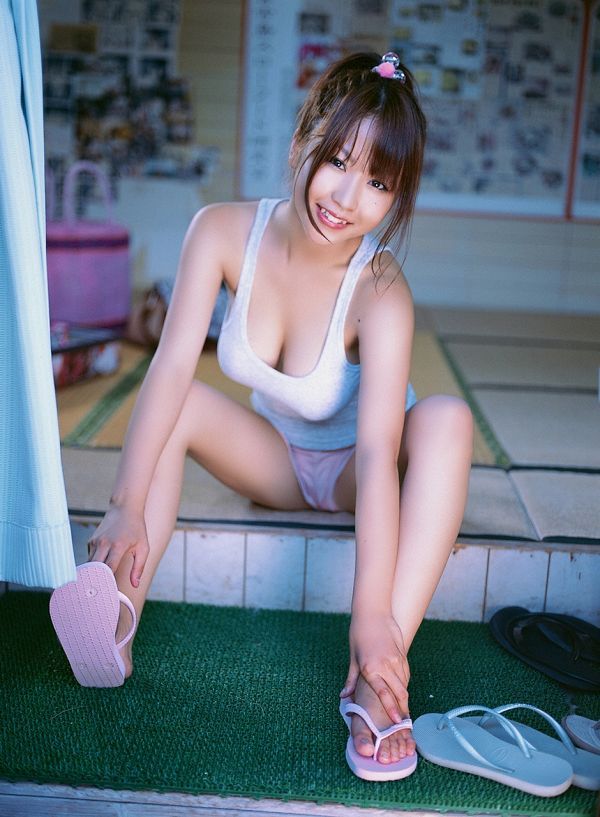 西田麻衣 タンクトップ グラビア
