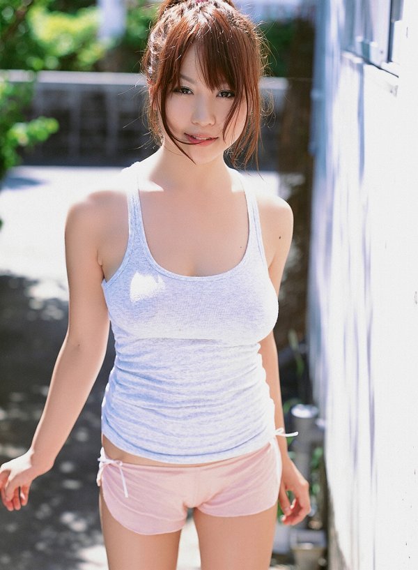 西田麻衣 タンクトップ グラビア