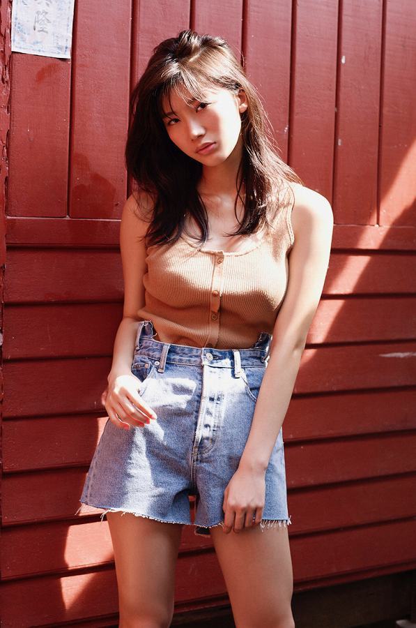 小倉優香 タンクトップ グラビア