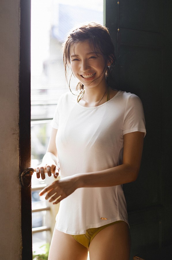 小倉優香 太もも セクシー グラビア