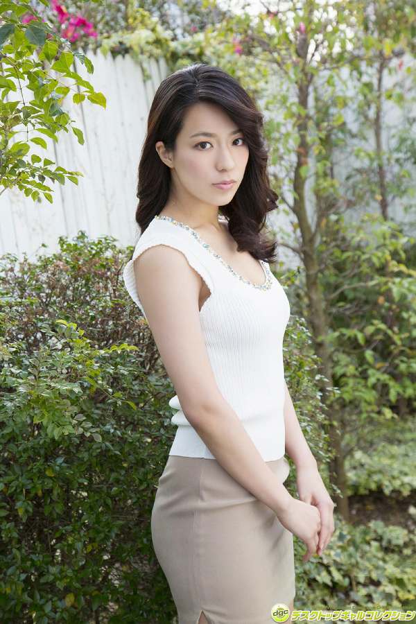 小瀬田麻由 ノースリーブ グラビア