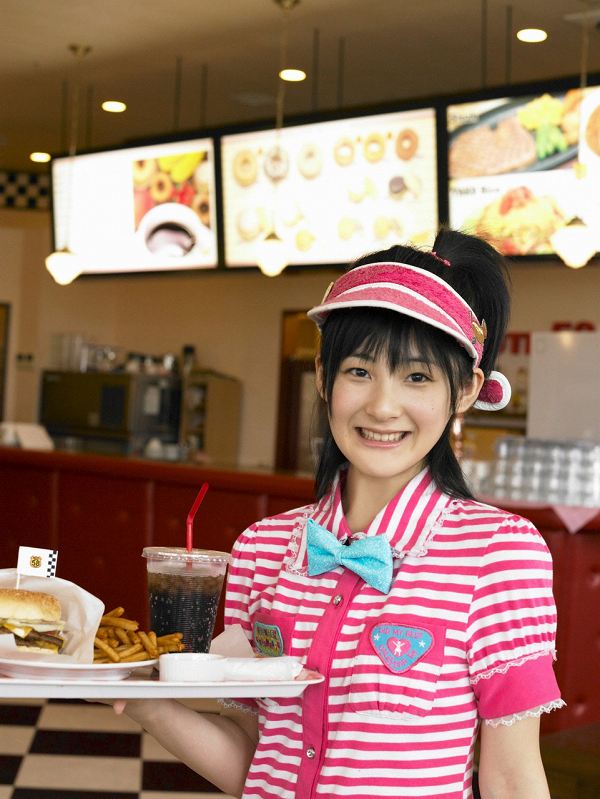 嗣永桃子 ウェイトレスコスプレ グラビア