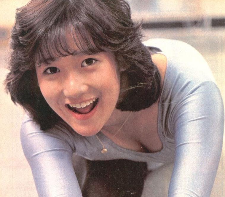 岡田有希子 胸チラ