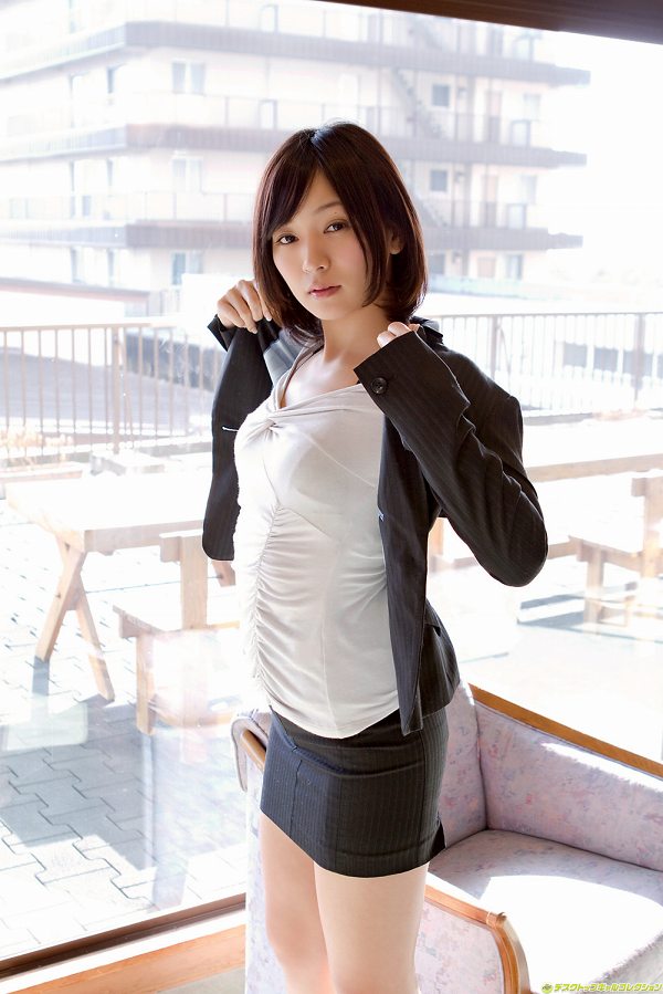 階戸瑠李 OLコスプレ グラビア