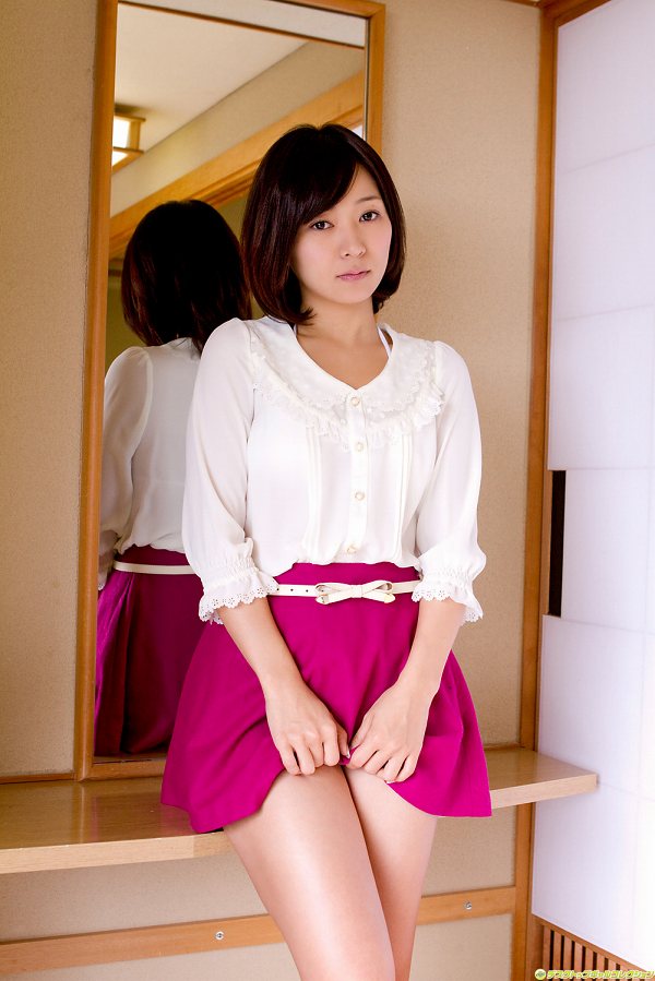 階戸瑠李 ミニスカート グラビア