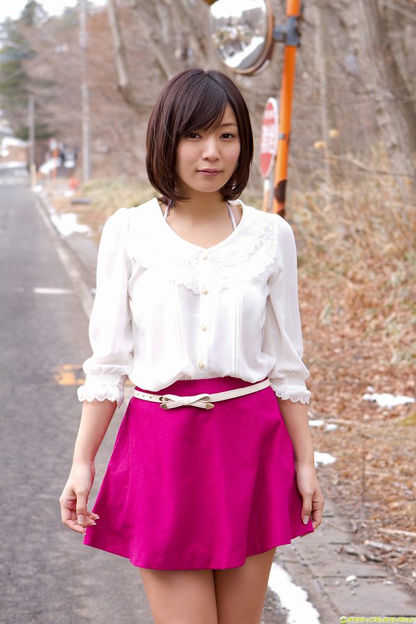 階戸瑠李 ミニスカート グラビア