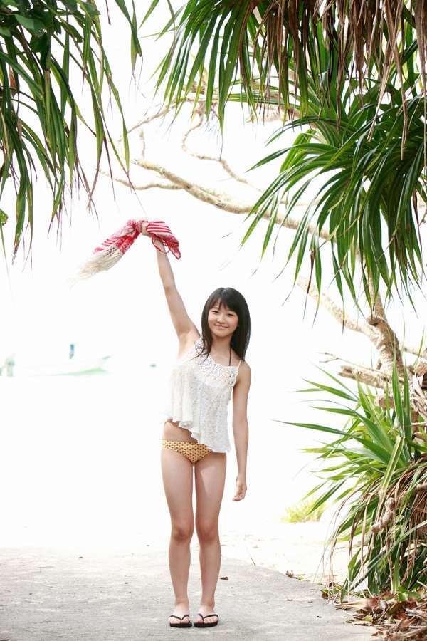 鞘師里保 ビキニ グラビア