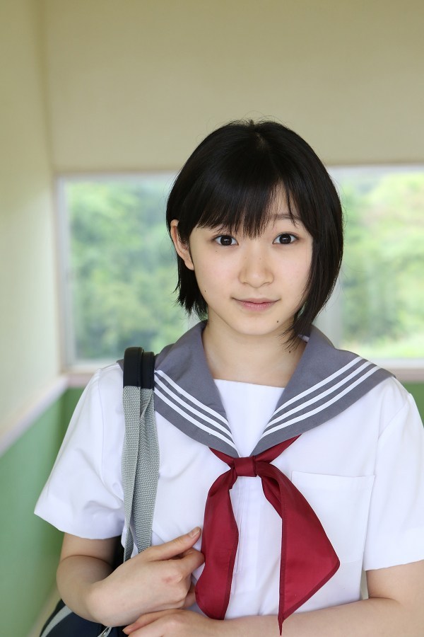 宮本佳林 セーラー服コスプレ グラビア