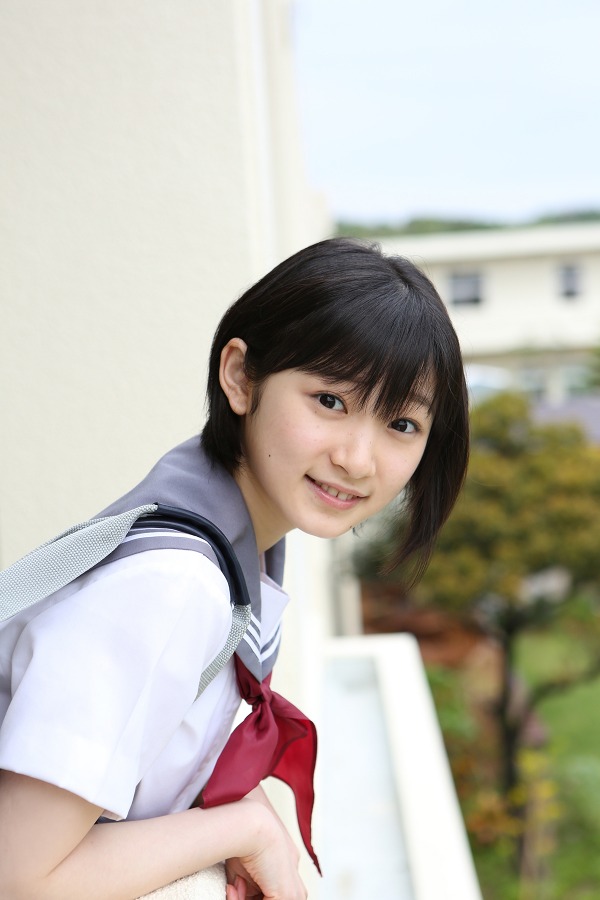 宮本佳林 セーラー服コスプレ グラビア