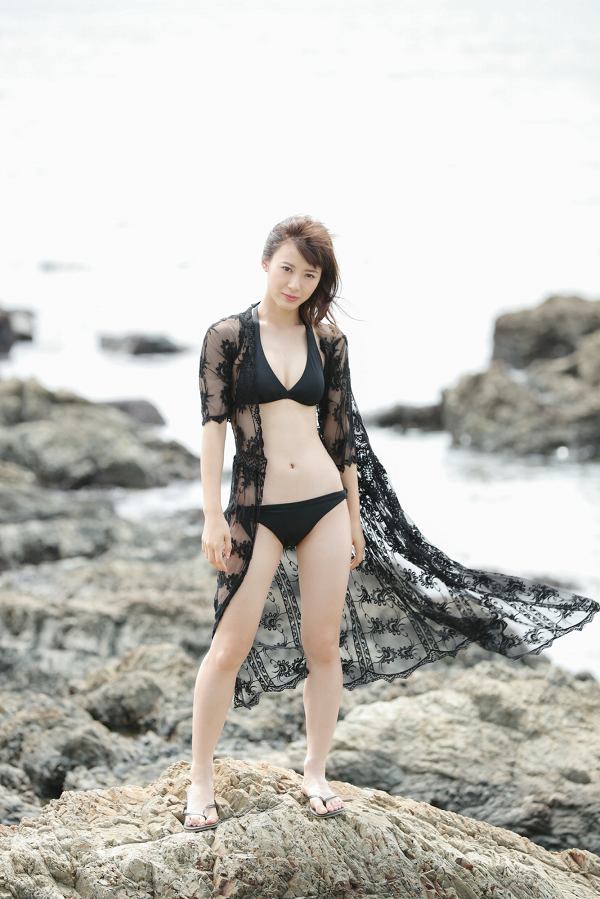 生田衣梨奈 黒のビキニ グラビア