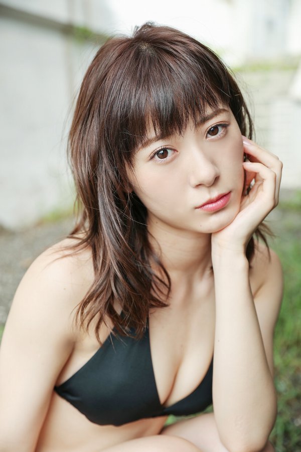 生田衣梨奈 黒のビキニ グラビア