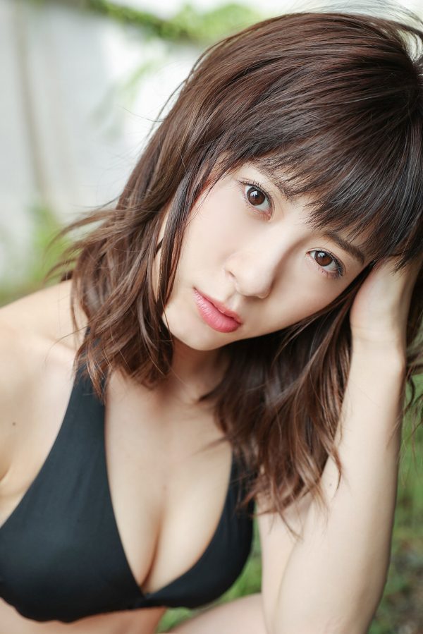 生田衣梨奈 黒のビキニ グラビア