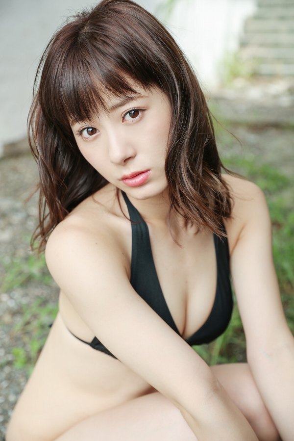 生田衣梨奈 黒のビキニ グラビア
