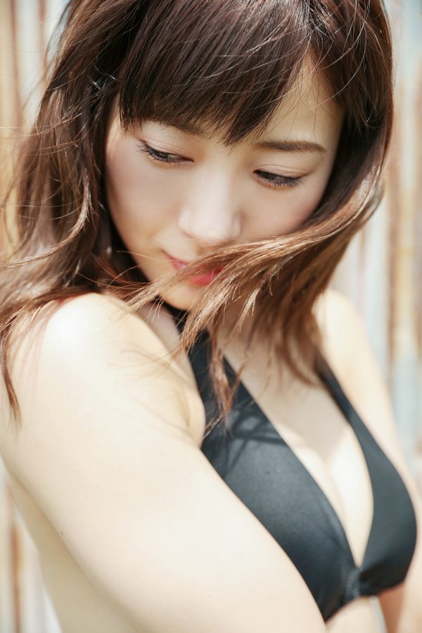 生田衣梨奈 黒のビキニ グラビア
