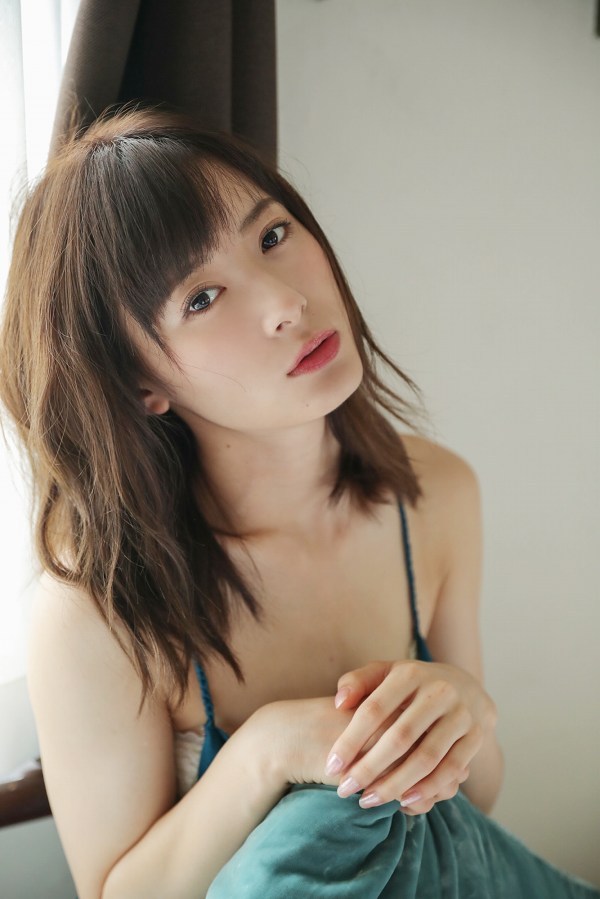 生田衣梨奈 緑のワンピース グラビア