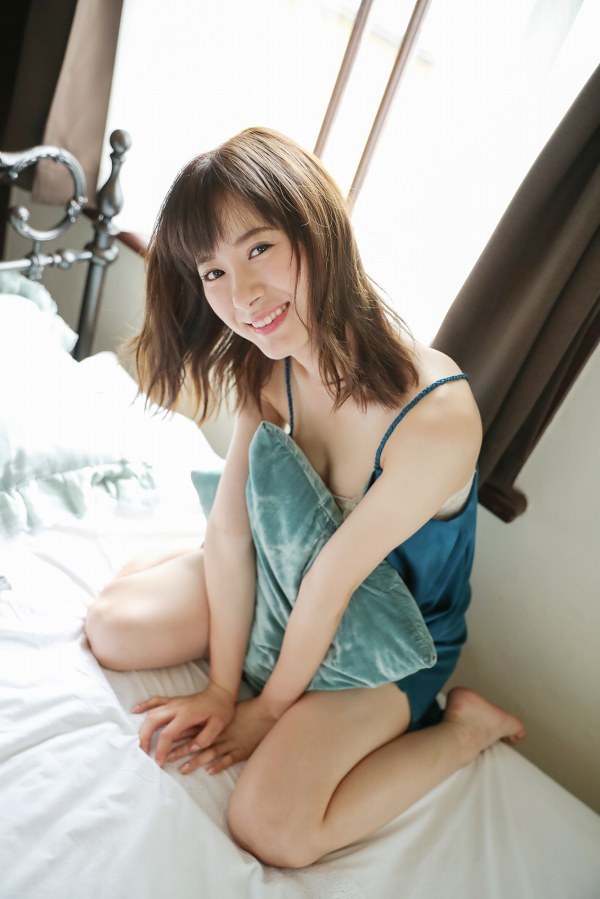 生田衣梨奈 緑のワンピース グラビア