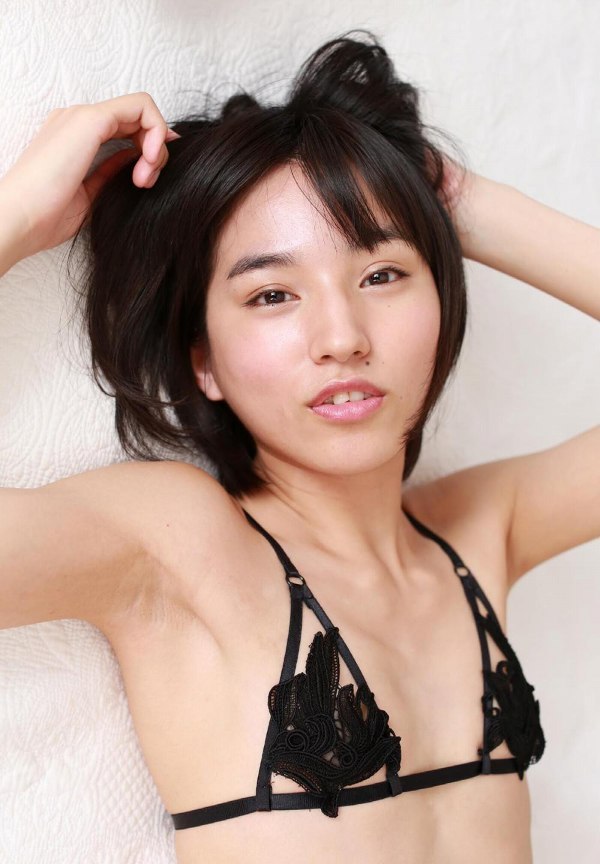 保田真愛 脇 グラビア