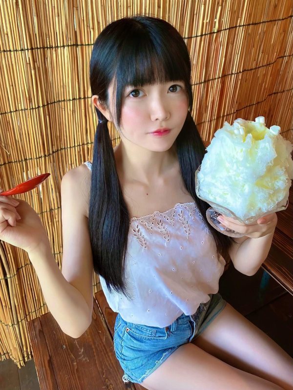 小野寺梓 太もも