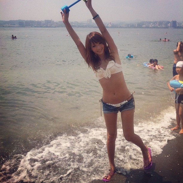 佐藤かよ ビキニ 脇