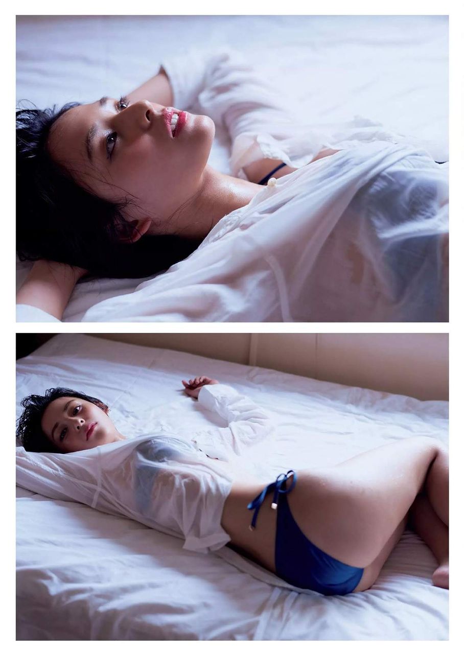 青いビキニでベッドに寝そべる大沢ひかるの気になるお尻